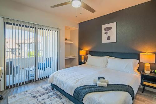 Elegant 1BD King Bed, Pool, Hot Tub, Gym, Parking thumb 4