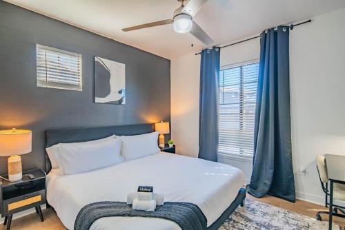 Lavish 3BD King Bed With Pool, Hot Tub, Gym, Parking thumb 2