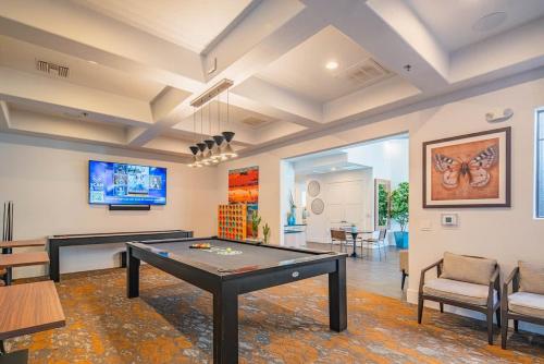 Deluxe 1BD King Bed Pool, Hot Tub, Gym, Parking thumb 4