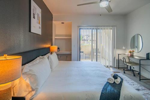 Deluxe 1BD King Bed Pool, Hot Tub, Gym, Parking detail