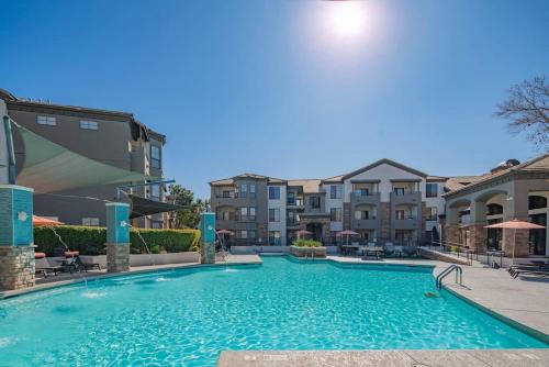 Chic 2BD King Bed with Pool, Hot Tub, Gym, Parking thumb 3