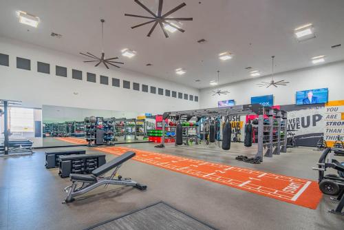 Chic 2BD King Bed with Pool, Hot Tub, Gym, Parking thumb 4