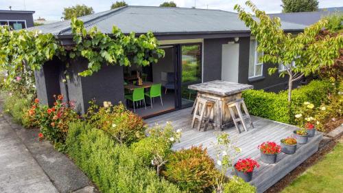 גינה, Shakespeare House in טה אנאו