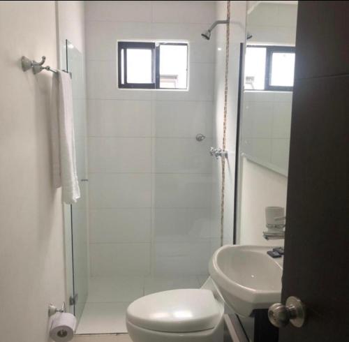 Apartamento con balcón y hamaca en zona rosa laureles 301, Medellín (photo 2)