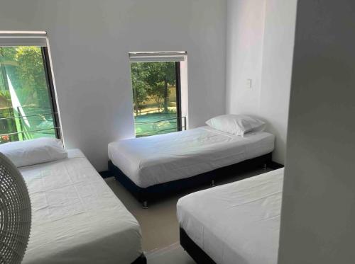 Apartamento con balcón y hamaca en zona rosa laureles 301, Medellín (photo 4)