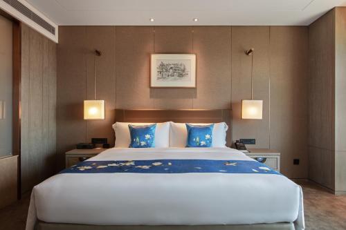 Deluxe King Room image 5