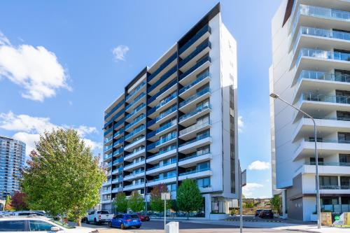 Utvendig, Top-Floor Apartment Near Shops and Aboretum views - Hosted by Canstay in Woden Valley