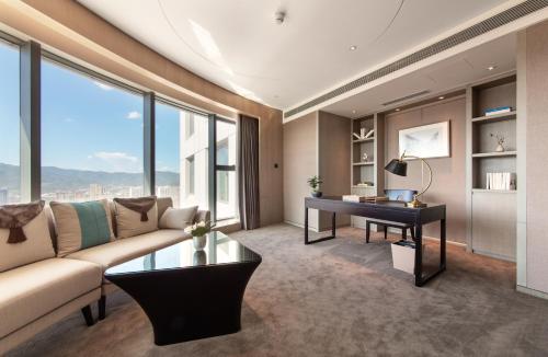 Executive Deluxe Suite image 5