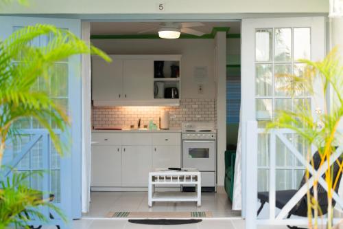 주방, Sunset Lane Apartment Hotel in 세인트 제임스