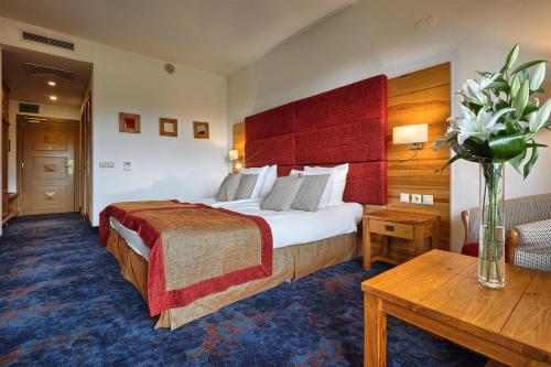 Deluxe Room Town View with King Bed image 2