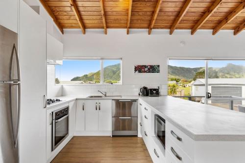 Konyha, A Stones Throw From The Beach in Pauanui