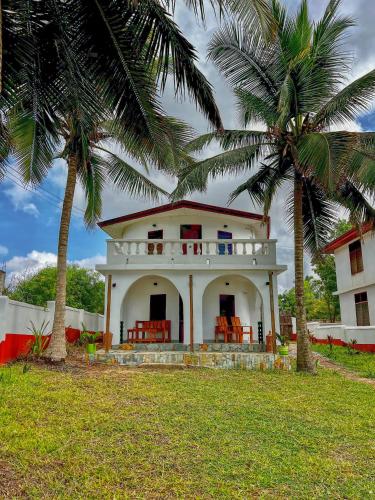 Фасада на хотела, Green Protection Beach House Ghana in Nyanyanu