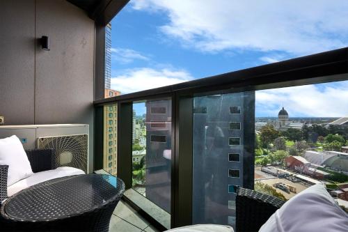 Mackenzie Marvel Stylish 2BR w Skyline Views - image 2