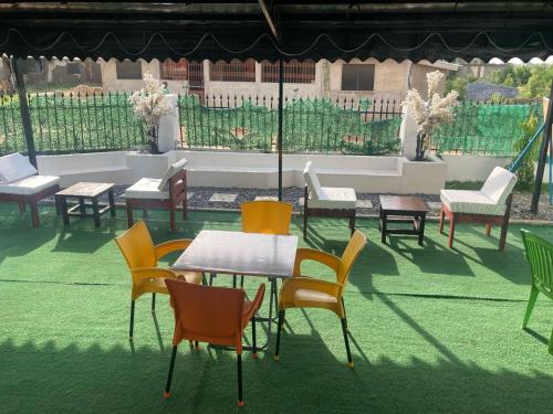 Restorāns, Sleepeaze Hotel in Afienya