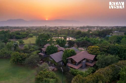 Nivaant Farms & Cottages - Nestled in lush greenery, offering a Swimming pool, Orchard, Jacuzzi & A spacious lawn with gazebo - Jambrung