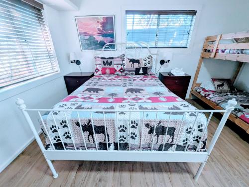 1 queen bed, 1 bunk bed