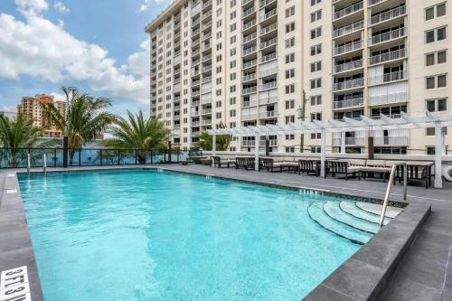 泳池, 勞德代爾堡海灘坎布里亞酒店 (Cambria Hotel Fort Lauderdale Beach) in 羅德岱堡市中心