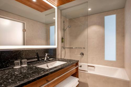 Executive Room, M Club lounge access, Guest room, 1 King image 8