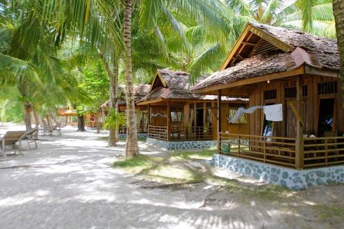 Fadhila cottage and dive resort in Tanjung Pude