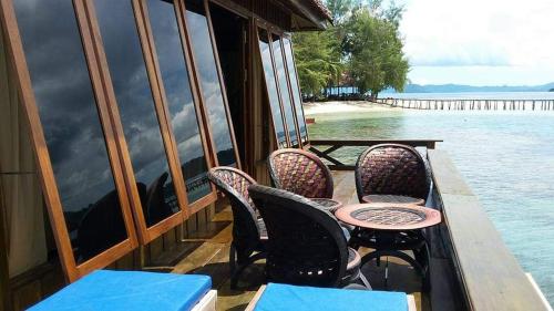 Fadhila cottage and dive resort in Tanjung Pude