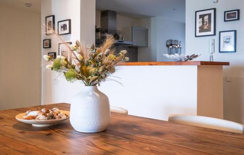 ห้องครัว, Elegant 2-bedroom apartment in the prestigious Finca Cortesin resort in บวยนาส โนเชส