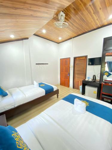 Twin Room image 6
