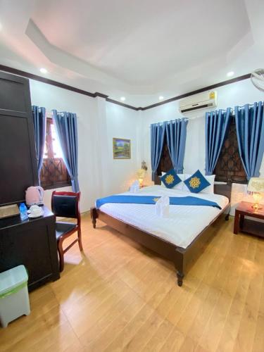 Deluxe Double Room with Balcony image 9
