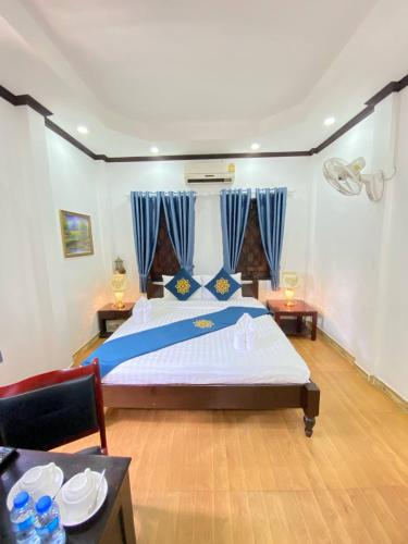Deluxe Double Room with Balcony image 8