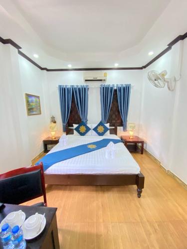 Deluxe Double Room with Balcony image 7
