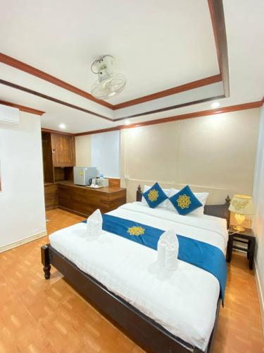 Deluxe Double Room with Balcony image 6