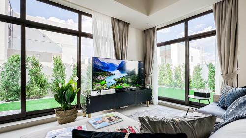 Trophy-Lux Villa w Big Garden & BBQ Grill, Dubai