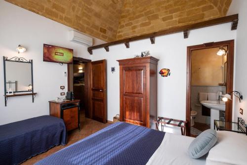 Double Room image 10