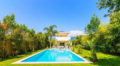 -Villa with Swimming Pool Forte dei Marmi-