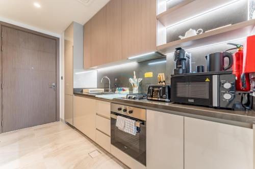 Luxury Studio Steps from Dubai Canal and Minutes to Burj Khalifa, Peninsula Five - 3, Business Bay By Deluxe Holiday Homes, Dubaj (fotografie 4)