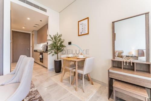 Luxury Studio Steps from Dubai Canal and Minutes to Burj Khalifa, Peninsula Five - 3, Business Bay By Deluxe Holiday Homes, Dubaj (fotografie 8)