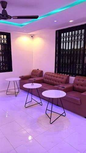 Restorāns, Sleepeaze Hotel in Afienya