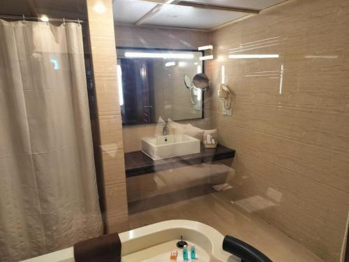 Queen Suite image 6
