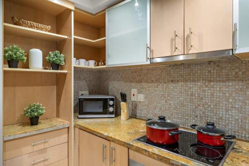 FIRST CLASS 2BR Elegant Urban Retreat, Дубай (фото 10)