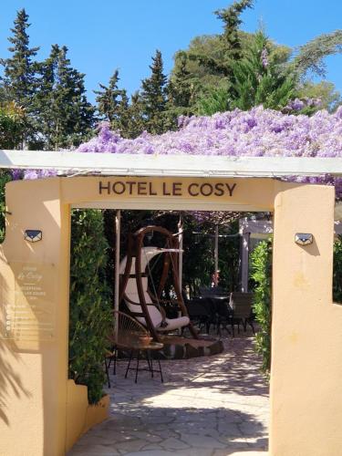 le Cosy - Tap to explore photos