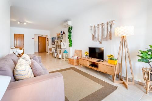 Tropical 2 BDR Apt in Lagos Centre by LovelyStay
