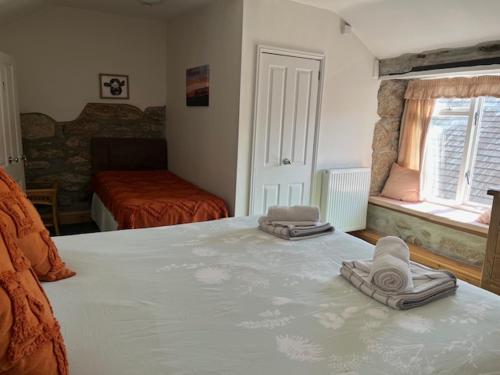 1 king bed, 1 twin bed
