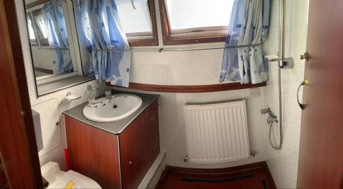 ห้องน้ำ, Stone - Boat - Sleeps 4 - Pet Friendly - 85ws in สโตน