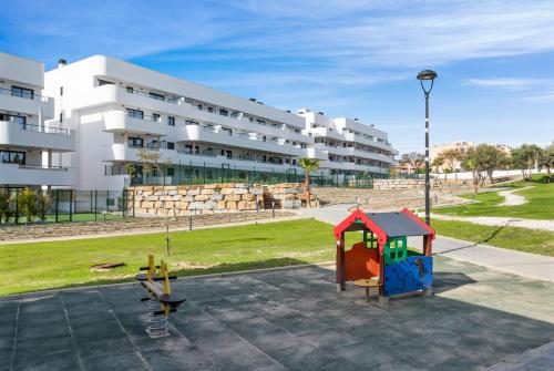 สนามเด็กเล่น, Aranya Garden View - Golf & Beach Escape in ลาส โคยาส