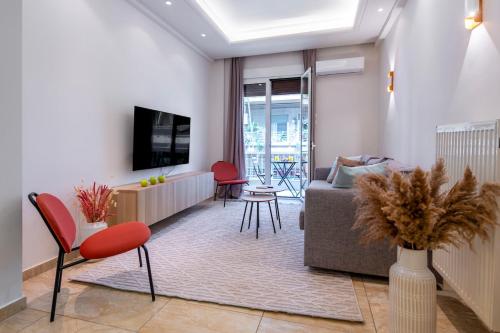 Stylish 2BDR Exarchia Apt with Balcony and Workspace, Atény