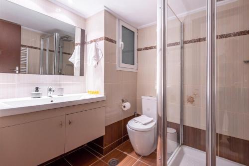Stylish 2BDR Exarchia Apt with Balcony and Workspace, Atény (fotografie 5)