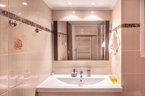 Stylish 2BDR Exarchia Apt with Balcony and Workspace, Atény (fotografie 7)