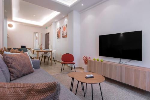 Stylish 2BDR Exarchia Apt with Balcony and Workspace, Atény (fotografie 8)