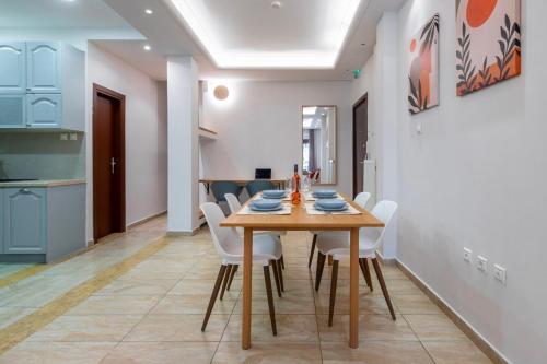 Stylish 2BDR Exarchia Apt with Balcony and Workspace, Atény (fotografie 9)