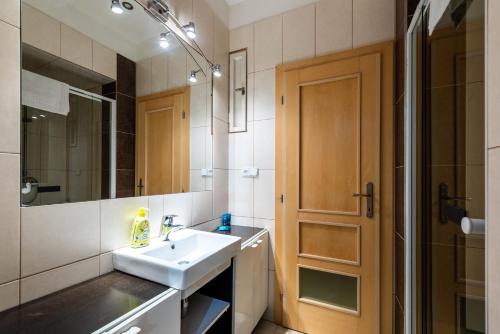 Old Town Lighthouse Apartment Near Dlouhá Street - Easy Self Check in, Prag (Foto 11)