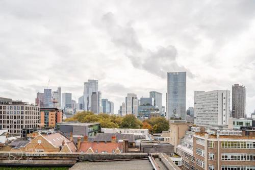 Smart 2BR City Stay with Rooftop View, Londýn